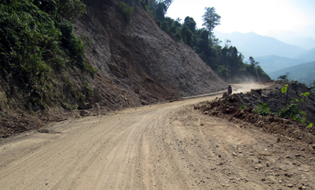 Xe chở 10 văn công lao xuống vực