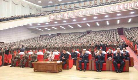 Hình ảnh Kim Jong-un cùng vợ và em gái xem ca nhạc