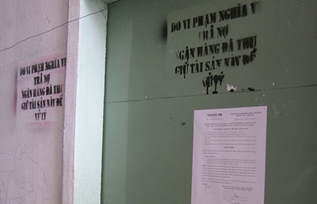 Ngân hàng bôi xấu, 'chấn' tài sản khách hàng trừ nợ