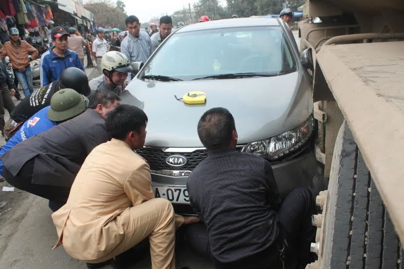 CSGT cùng dân nhấc bổng xế hộp gặp nạn