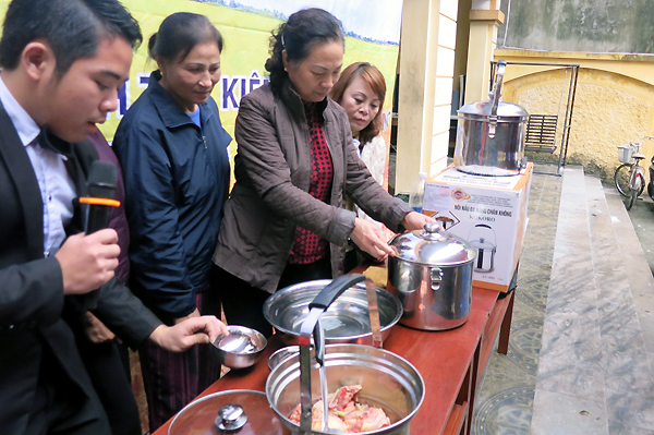 Tham quà khuyến mãi, người già dễ bị lừa