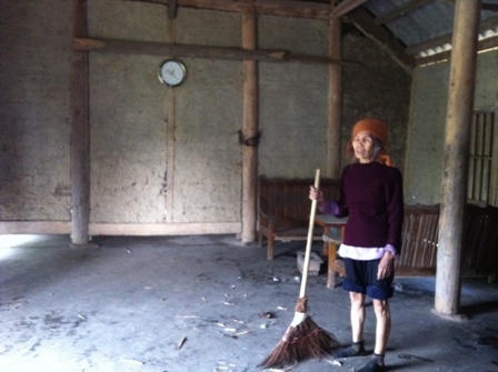 Lạ lùng cả thôn góp tiền nuôi người đi… tù