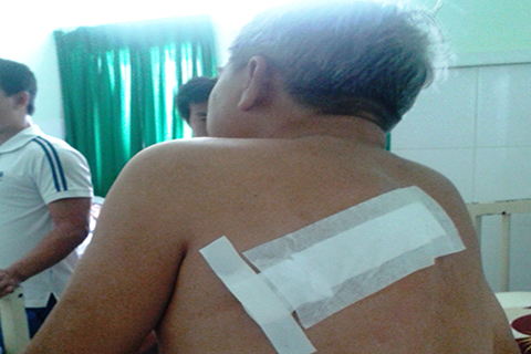 Bị chém quỵ bên mâm cơm giữa ban ngày