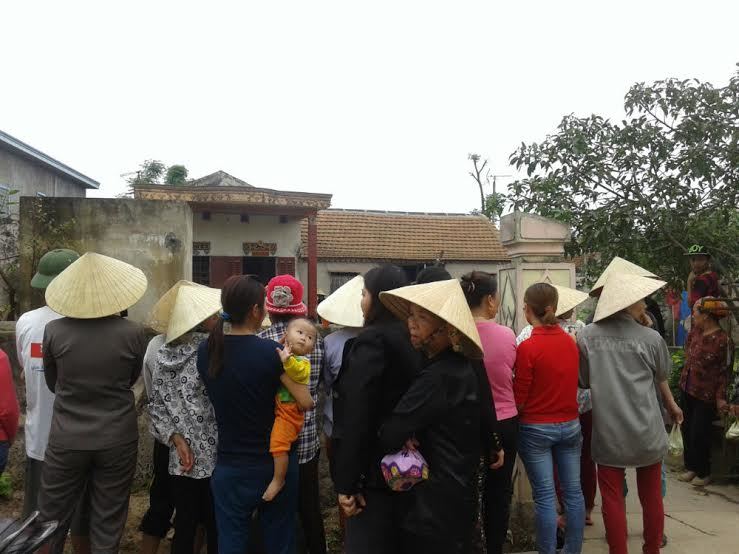 Bật nhạc to rồi treo cổ trong phòng ngủ