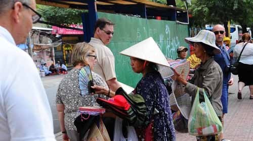 Người Việt cứ thấy Tây là chặt chém, chôm chỉa