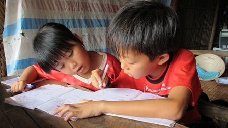 Mẹ suy thận, con bệnh không dám khám, gia đình nghèo sống lay lắt