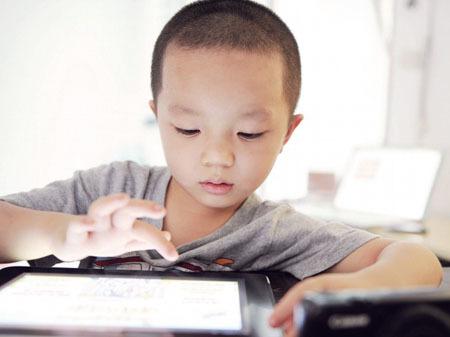 Xã hội thiếu an toàn, phải… “úm” con chứ sao…