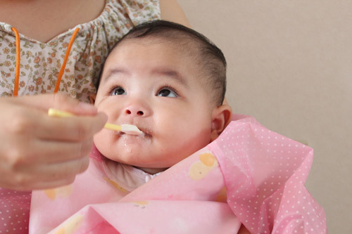 Nấu đồ ăn dặm: Cho tí sữa vào bé háu ăn hơn