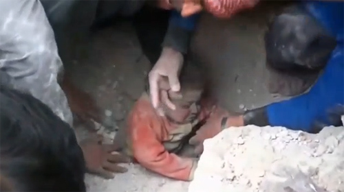 Bé gái thoát chết dưới căn nhà đổ sụp