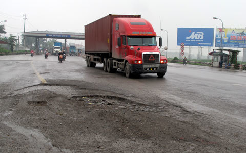 Chụp ảnh, dán tem để kiểm soát xe tải cơi nới thùng