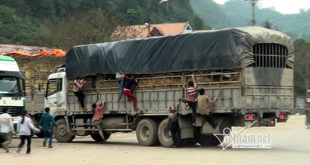 Nháo nhào 'hôi dưa' ở cửa khẩu Tân Thanh