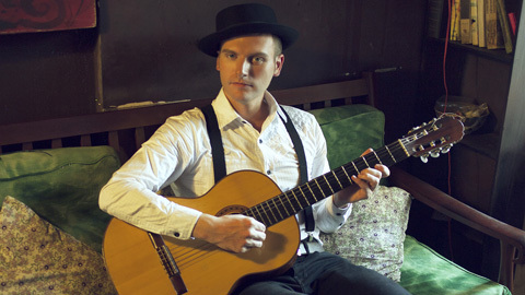 Kyo York hát 'Hạ Trắng' bằng tiếng Anh