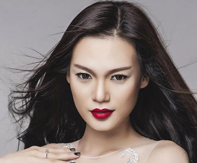 Người đẹp nude bên ngựa: Ai lo cho tôi được thì tôi yêu