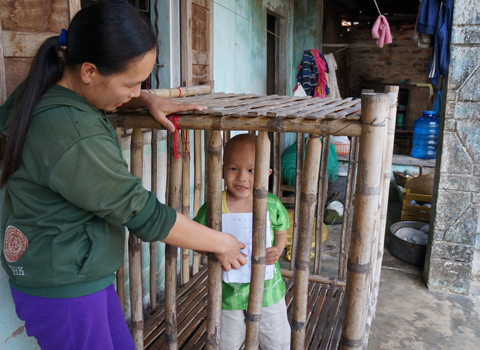 Bi thảm cuộc đời đứa trẻ bị nhốt trong cũi tre