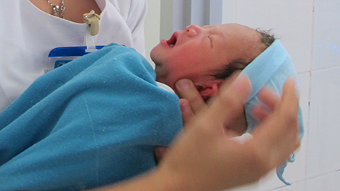 Hy hữu: Sản phụ đẻ rơi trong công viên