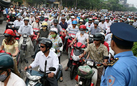 Thay vì cấm xe máy, hãy xử lý 'thảm họa xe hơi'