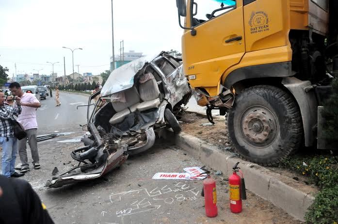 Xe tải đâm vỡ tung xe 12 chỗ chở 8 người