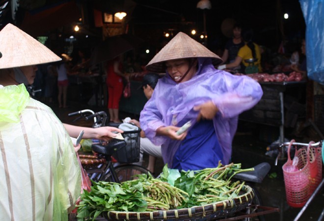 Lợn nuôi nước gạo, cua lấm lem bùn hút khách thành phố