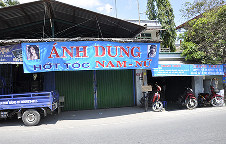 Đôi nam nữ lõa thể nằm trong vũng máu ở phòng trọ