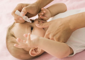 Con có nguy cơ mù vĩnh viễn vì mẹ tự ý nhỏ thuốc
