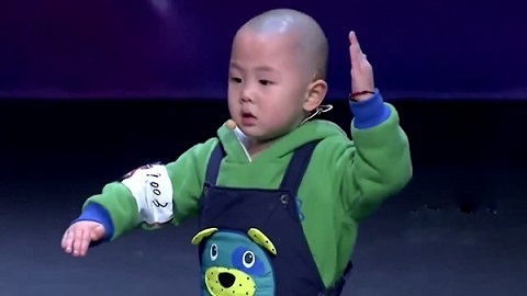 Xem bé 3 tuổi 'đốn tim' triệu khán giả