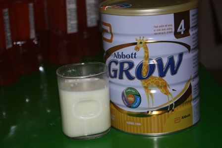 Sữa Abbott bị vón cục, nhiều bà mẹ hoang mang