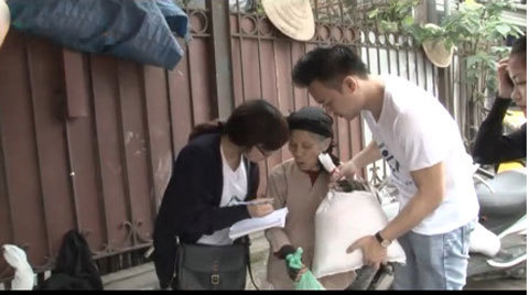 Thiếu gia Hà Nội đi ô tô xin gạo cho người nghèo