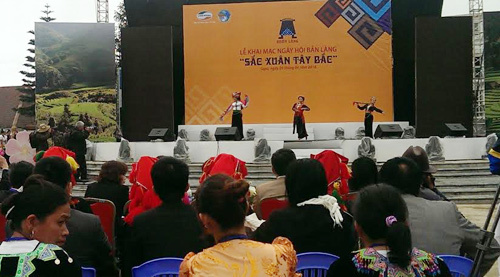 Tưng bừng khai hội 