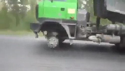 Ô tô mất bánh phóng vun vút trên đường