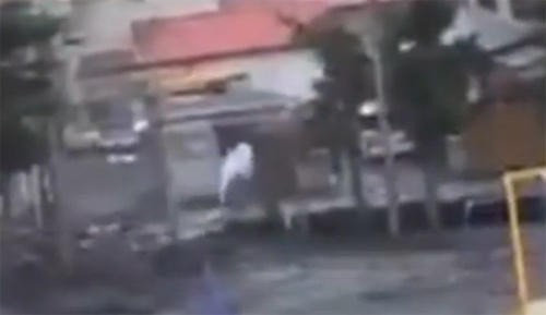 10 clip 'nóng': Vật bí ẩn xuất hiện ở sóng thần