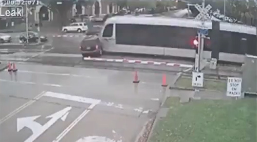 Đua tốc độ với tàu điện, ô tô bị cán bẹp