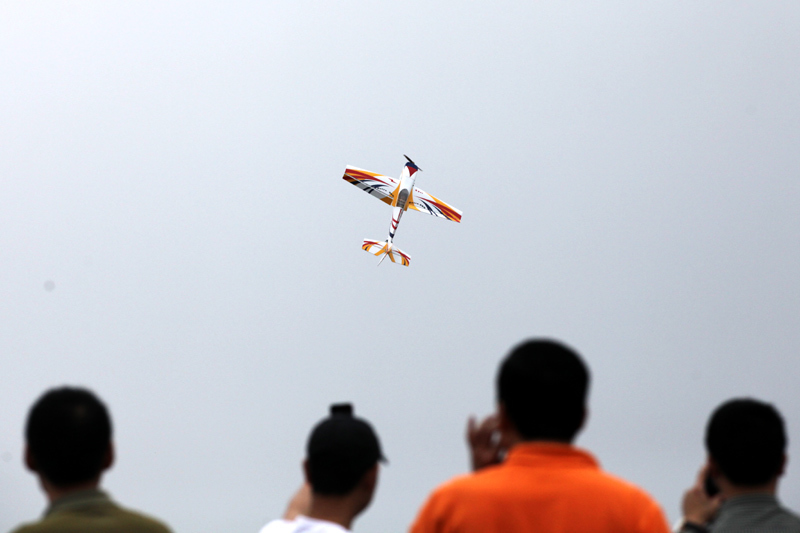 Những pha nhào lộn điêu luyện trên đường băng