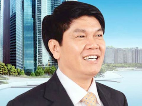 Đại gia Trần Đình Long dìu vợ vào top 10 siêu giàu