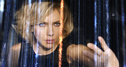 Scarlett Johansson bị nhét ma túy vào bụng