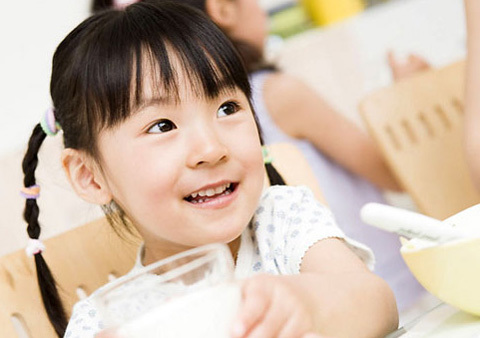 Dấu hiệu “ngã ngửa” trẻ thiếu canxi