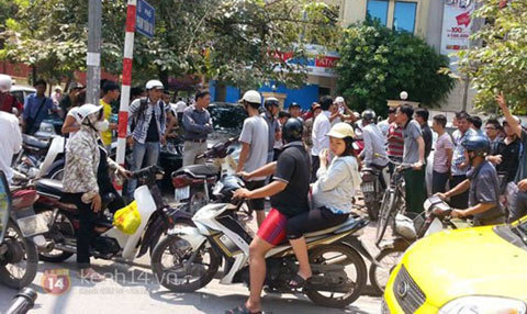 Làm trò để móc túi, cướp đồ giữa ban ngày