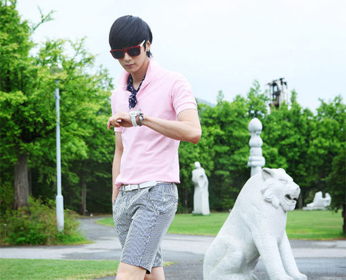 Phối đồ đơn giản với áo phông nam