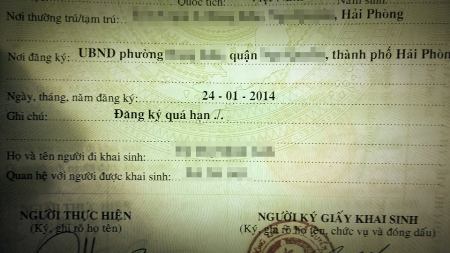 Ghi 'quá hạn' lên giấy khai sinh, cán bộ phải nhận lỗi
