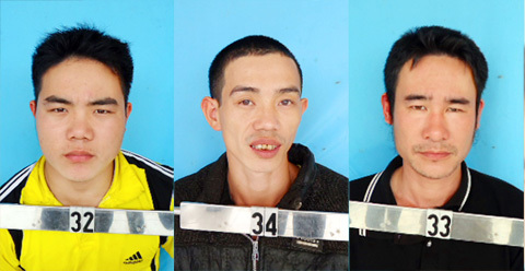 Bị bắt, lâm lặc mang vũ khí vào trạm kiểm lâm cướp gỗ