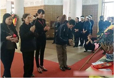 Trước ngày chồng ra tòa, vợ BS Tường bất ngờ đến nhà nạn nhân