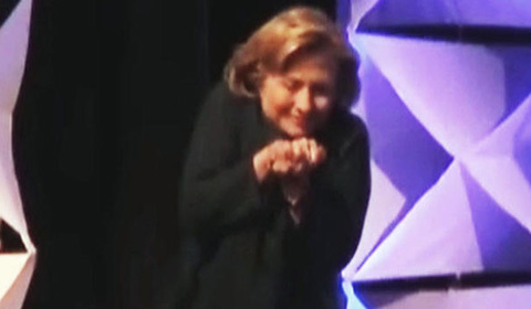 Hillary Clinton né giày 'bay lạc' trên sân khấu
