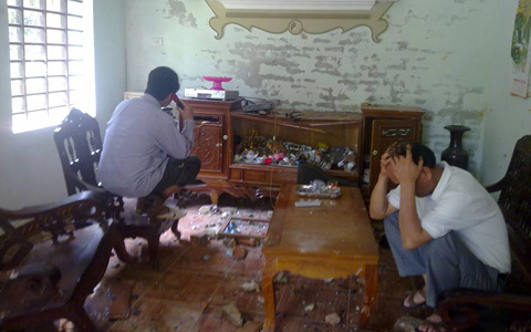 Dân quá khích phá nhà, đốt xe máy cán bộ trong đêm