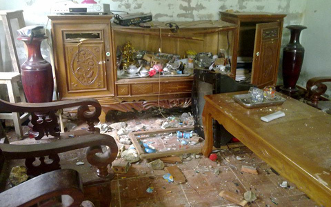 Hiện trường vụ dân phá nhà, đốt xe cán bộ xã