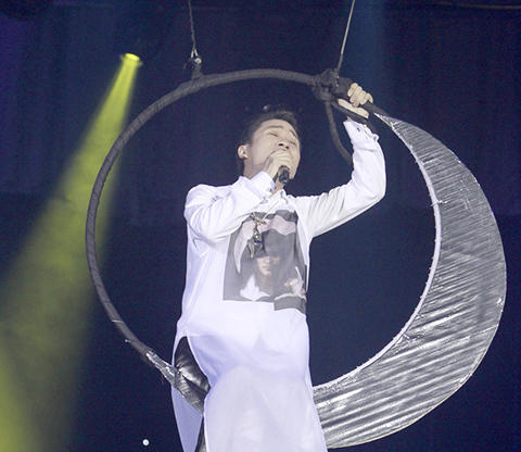 Tùng Dương bay trong mây khói hát nhạc Trịnh