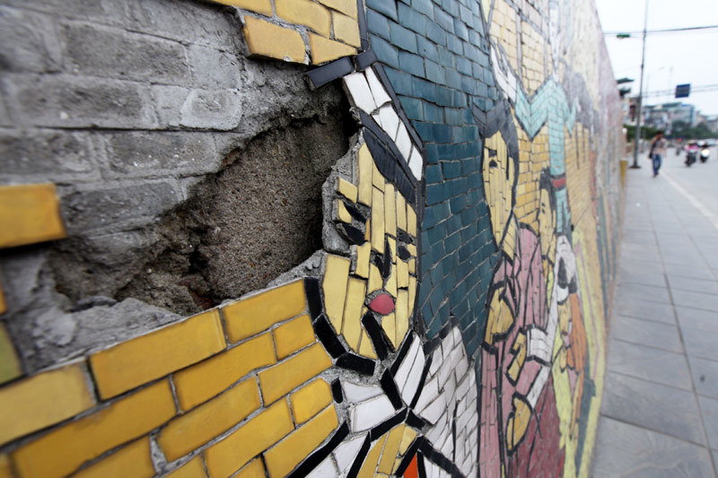 Hình ảnh con đường gốm sứ bị bong tróc, xuống cấp