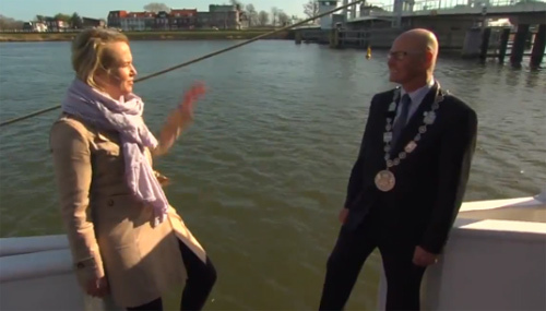 Nữ phóng viên rơi xuống biển vì bất cẩn