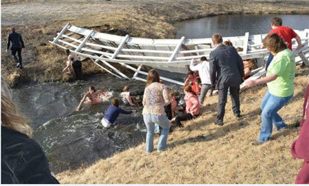 Sập cầu vì học sinh dàn hàng tạo dáng chụp ảnh