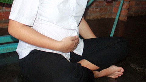 Bé 14 tuổi mang thai, 'tác giả' là 2 cặp bố con hàng xóm?
