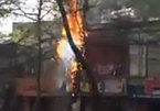 Cột điện cháy nổ như pháo hoa tại Hà Nội