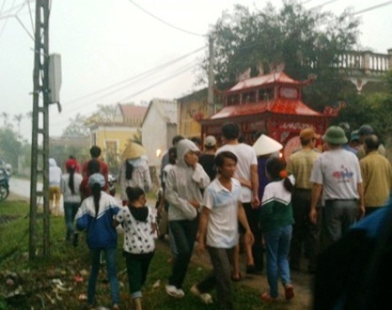 Đi xe máy kẹp 4, tông chết cháu bé 5 tuổi rồi bỏ chạy